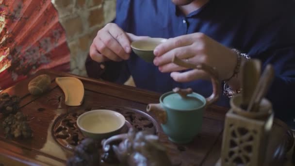 Nahaufnahme des Menschen trinkt grünen Tee aus Gaiwan — Stockvideo