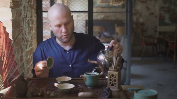 Muž nalévá horkou vodu do konvice. Čínský čajový obřad — Stock video