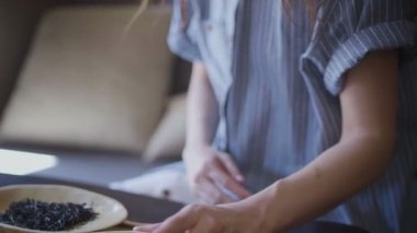 Kız çay kokusunu içine çekiyor.