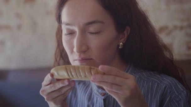 Close Up of Woman menghirup bau teh — Stok Video