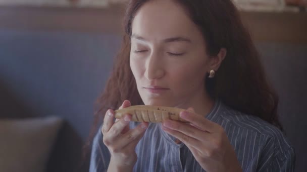 Närbild av kvinna inhalerar lukten av te — Stockvideo