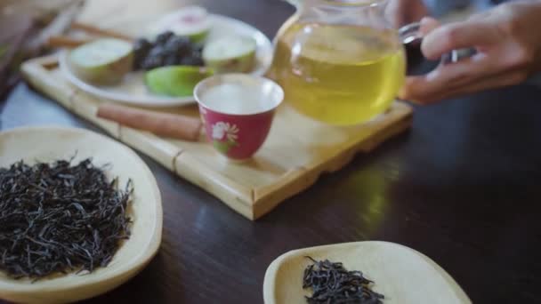 Woman Pouring Green Tea from Teapot to Gaiwan на традиційній китайській церемонії чаювання. — стокове відео