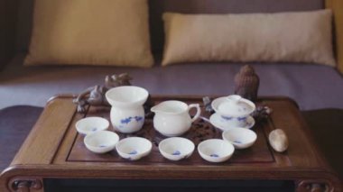 Keetle 'lı klasik Çin Çay Seremonisi. Çin ejderhası ve Buda.