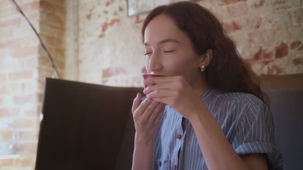 Porträtt av kvinna dricka te inne i kinesisk restaurang — Stockvideo