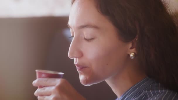 Πλευρική άποψη της γυναίκας πίνει τσάι από κινέζικο κόκκινο κύπελλο — Αρχείο Βίντεο