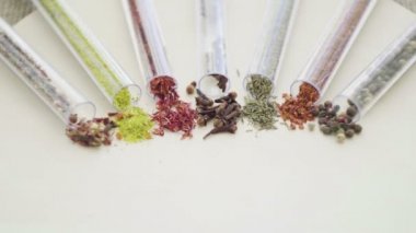 Beyaz tabakta cam şişelerde baharatlar