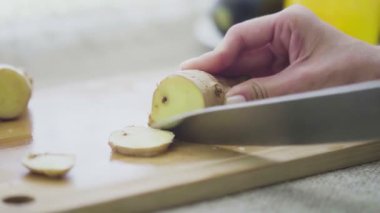 Bıçakla kesilmiş zencefil kökü yakın plan.