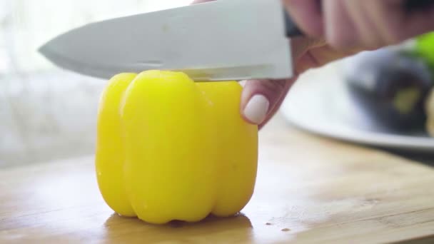 Corte de pimiento en escritorio de madera — Vídeos de Stock