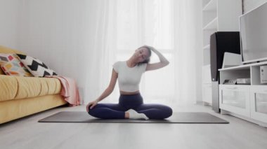 Genç, Afro-Amerikalı, boynu kapalı, gözleri kapalı bir kadın.