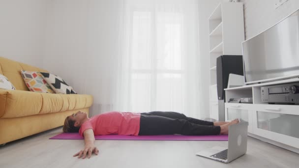 Giovane transgender uomo omosessuale con il trucco facendo esercizi di stretching della colonna vertebrale — Video Stock