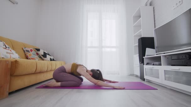 Joven hermosa mujer está haciendo posturas de yoga, Alta Cobra y luego Extended Childs — Vídeos de Stock
