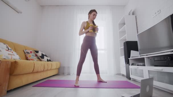 Ung vakker kvinne gjør ingenting med ringeklokke ved hjelp av instruktøren på PC hjemme – stockvideo