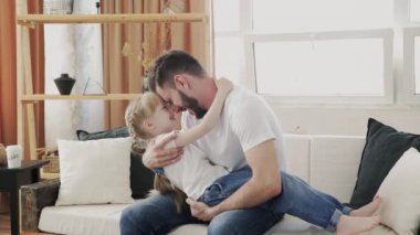 Baba ve küçük tatlı kızı evdeki kanepede eğleniyorlar. Babalar Günü konsepti