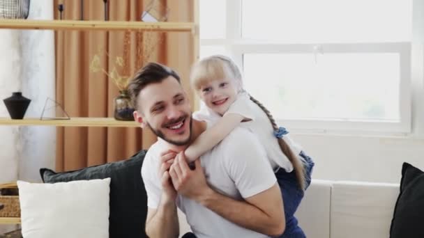 Père avec une petite fille mignonne qui s'amuse. Concept de fête des pères — Video