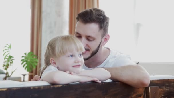 Pai com a filha engraçada a ter tempo juntos. Conceito de dia dos pais — Vídeo de Stock