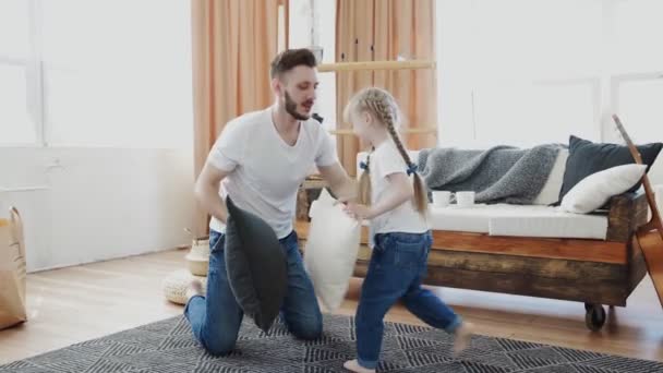 Θετικό κορίτσι και ο πατέρας της αγωνίζονται με μαξιλάρια — Αρχείο Βίντεο