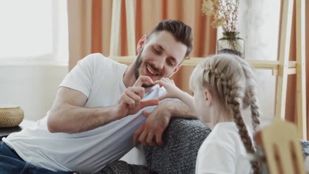 Holčička a její otec používají ruce, aby udělali srdce. — Stock video