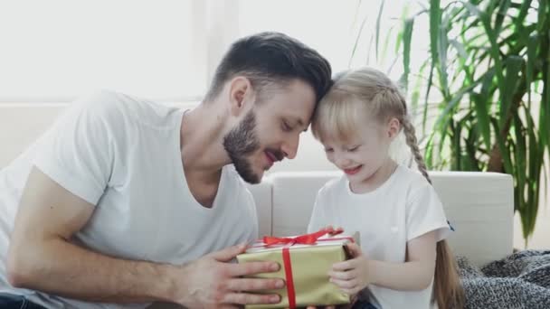 Il bambino dà un regalo al padre. Festa del papà — Video Stock