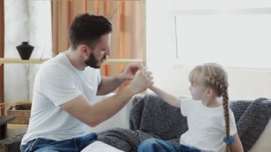 Küçük kız ve babası ellerini kalbi yapmak için kullanıyor.