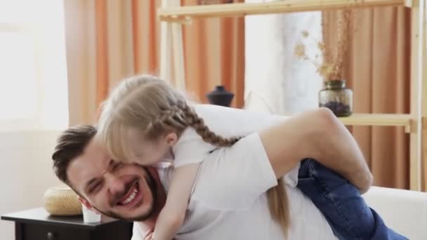 La niña abraza y besa a su padre. Concepto del día de los padres — Vídeos de Stock