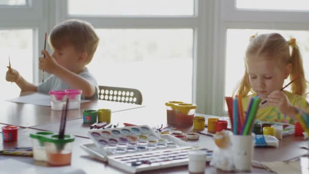 Niño y niña aprende a dibujar en el grupo preescolar — Vídeos de Stock