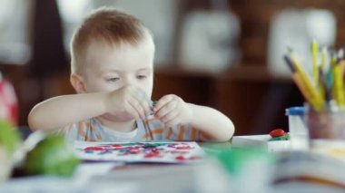 Çocuk kreşteki plastikten kalıp alıyor.