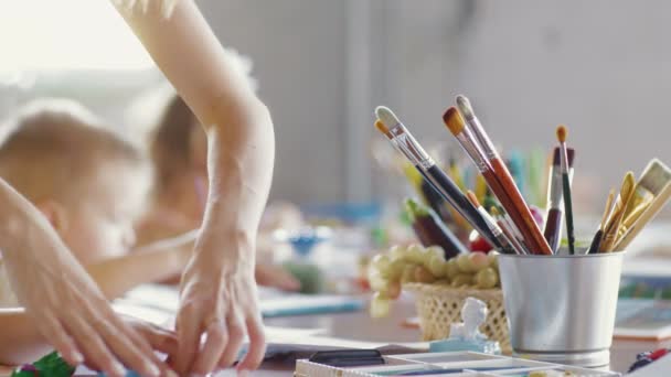 Festékecsetek az asztalon az óvodában — Stock videók