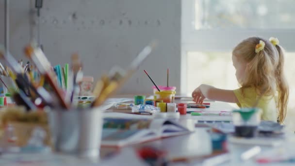 Маленькая девочка рисует детский сад. Уроки рисования для детей дошкольного возраста — стоковое видео