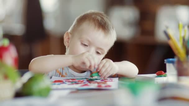 Lindo niño moldes de plastilina en un jardín de infantes . — Vídeo de stock