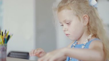 Mavi elbiseli şirin küçük kız kreşteki plastik kalıplardan..