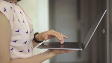 Klavyede yazan kadın