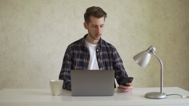 Przystojny biznesmen pracujący pilnie nad laptopem w domu. Mężczyzna wpisując na klawiaturze i szuka nowej pracy w Internecie — Wideo stockowe