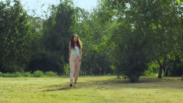 Femme marche à travers la forêt — Video