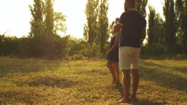 Küçük çocuk parktaki sabun köpüklerine bakıyor.