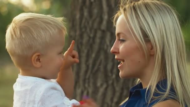 Blond mamma och barn skrattar utomhus — Stockvideo