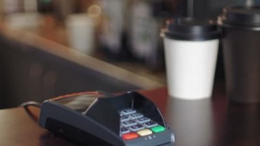 Kafedeki genç adamın kısa görüşü bedelini akıllı bir saat ve terminal kullanarak ödüyor.