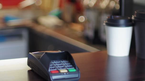 Zakelijke vrouw in cafe betaalt de prijs met behulp van een slimme horloges en terminal — Stockvideo