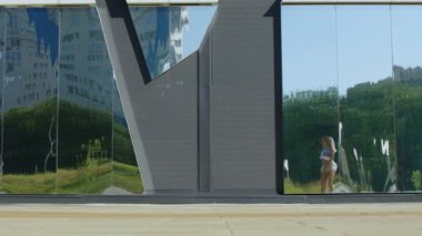 Genç kız kaykaya biniyor.