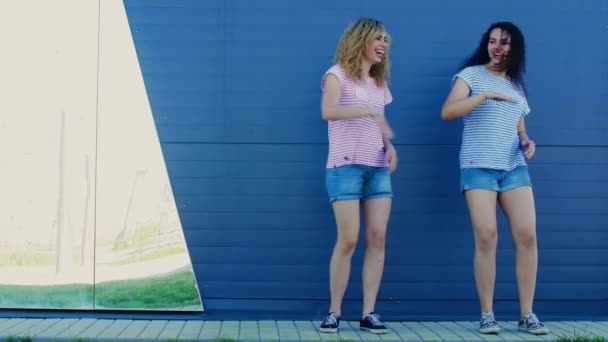 Amigos felizes dançando, se divertindo e desfrutando de festa ao ar livre . — Vídeo de Stock