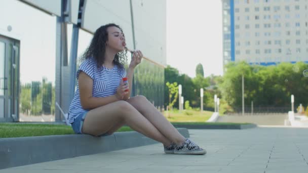 公園で泡を吹いて女の子の肖像 — ストック動画
