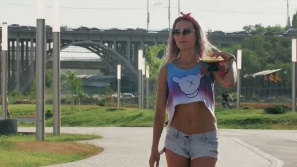 Giovane bella ragazza adolescente figura va con skateboard — Video Stock