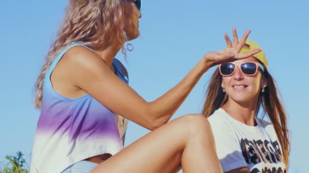 Deux belles jeunes filles qui s'amusent à l'extérieur. heureux sourire amis couple rire dans parc — Video