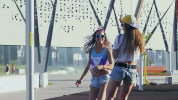 Les femmes balancent la corde dans un parc moderne — Video