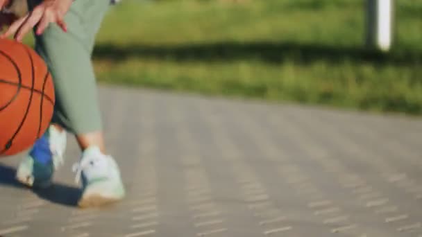 Close up of woman is playing basketball — Stock Video