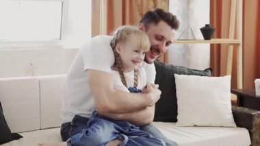 Sakallı Baba küçük tatlı kızını kucaklıyor ve öpüyor. Babalar Günü konsepti