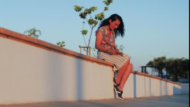 Joven hermosa chica en sombrero libro de lectura en el parque de la ciudad . — Vídeo de stock