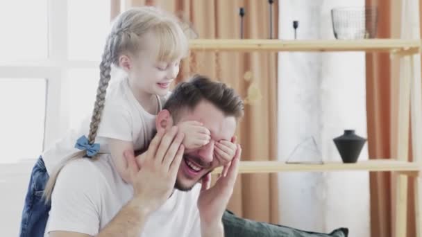 Die kleine Tochter schließt mit den Händen die Augen. Vatertagskonzept — Stockvideo