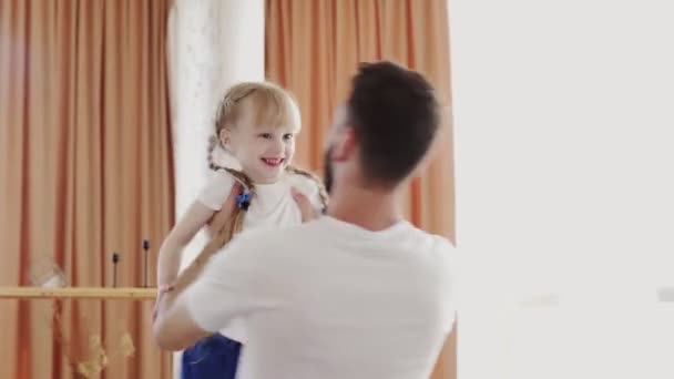 Le jeune père barbu fait tourner sa fille dans l'air fait tourner sa fille dans l'air. Concept de fête des pères — Video