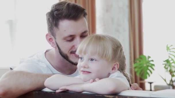 Vater mit kleiner süßer Tochter, die Zeit miteinander hat. Vatertagskonzept — Stockvideo