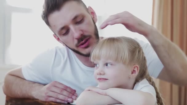 Far med en söt liten dotter som har tid tillsammans. Faderns dag koncept — Stockvideo